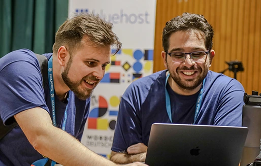 WordCamps sind unglaublich lehrreich. Nicht nur die Kontaktverbindungen mit den Community Mitgliedern trägt dazu bei Erfahrungen auszutauschen.
